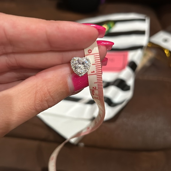 New heart stud earrings - Picture 4 of 4